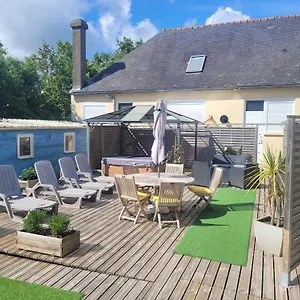  Hébergement de vacances Charme Cheminée Sur La Presqu'île De Crozon, Avion Et Voilier En Baie De Douarnenez